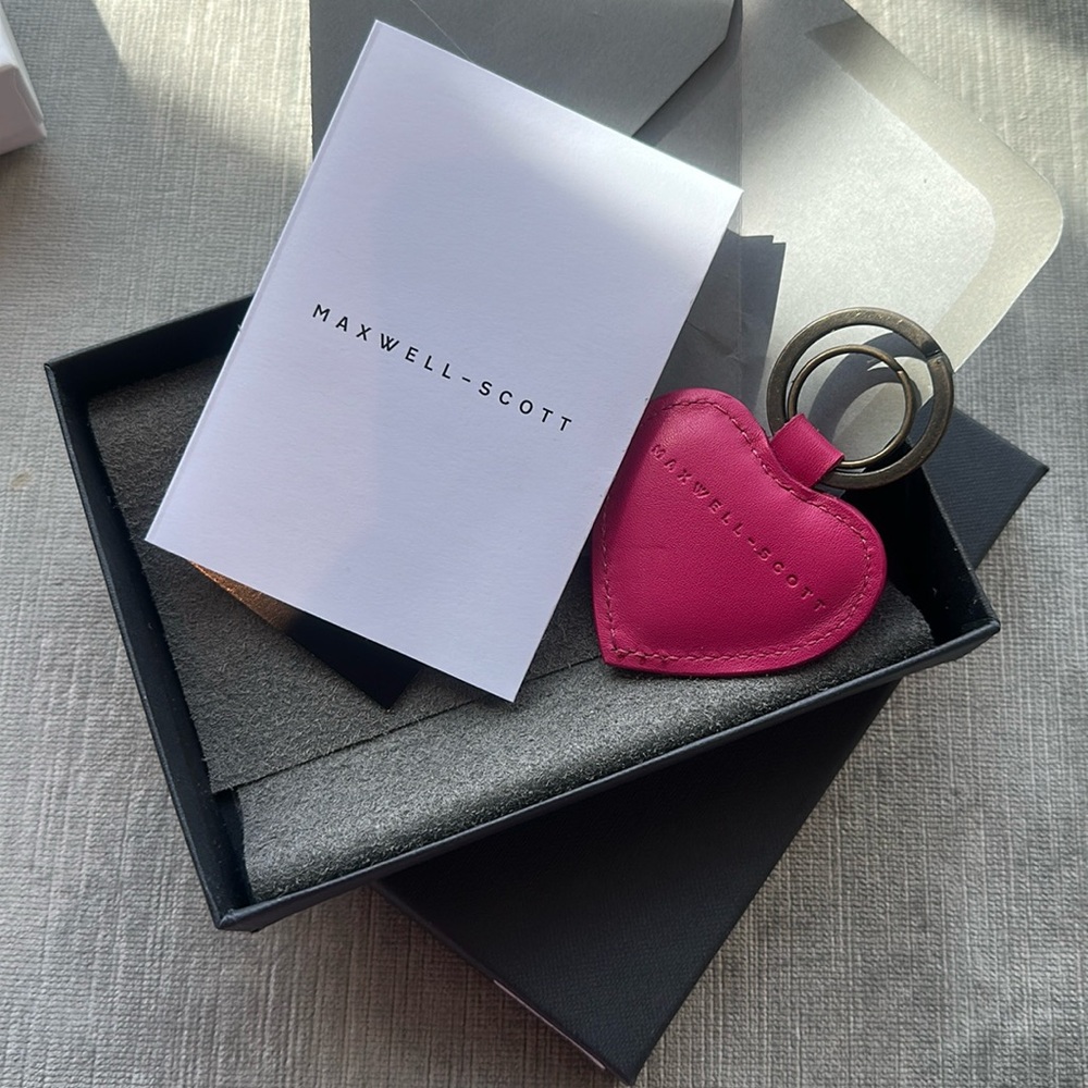 Maxwell Scott The Mimi Nappa
Nappis Leather Heart Key Ring
Hot pink